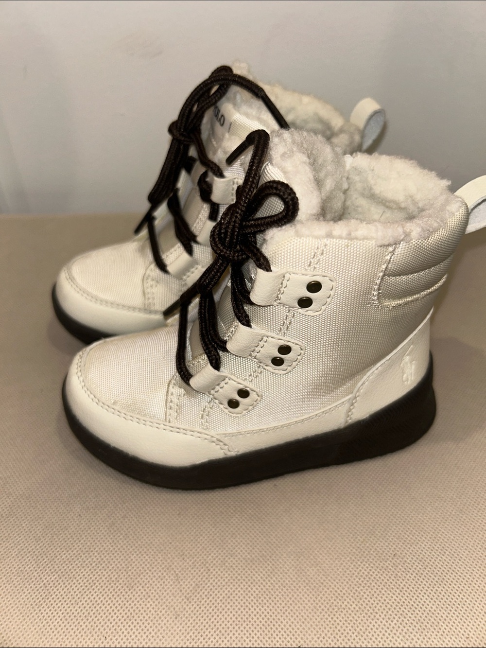 Polo Ralph Lauren Girl’s snow boots featuring a white nylon upper, Size 8